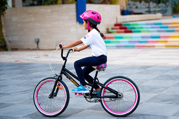 تكريم -  برنامج تعلم ركوب دراجات - أبوظبي - 26.10.2021